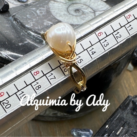 Freshwater Pearl minimalist gold ring - Picture 3 of 3